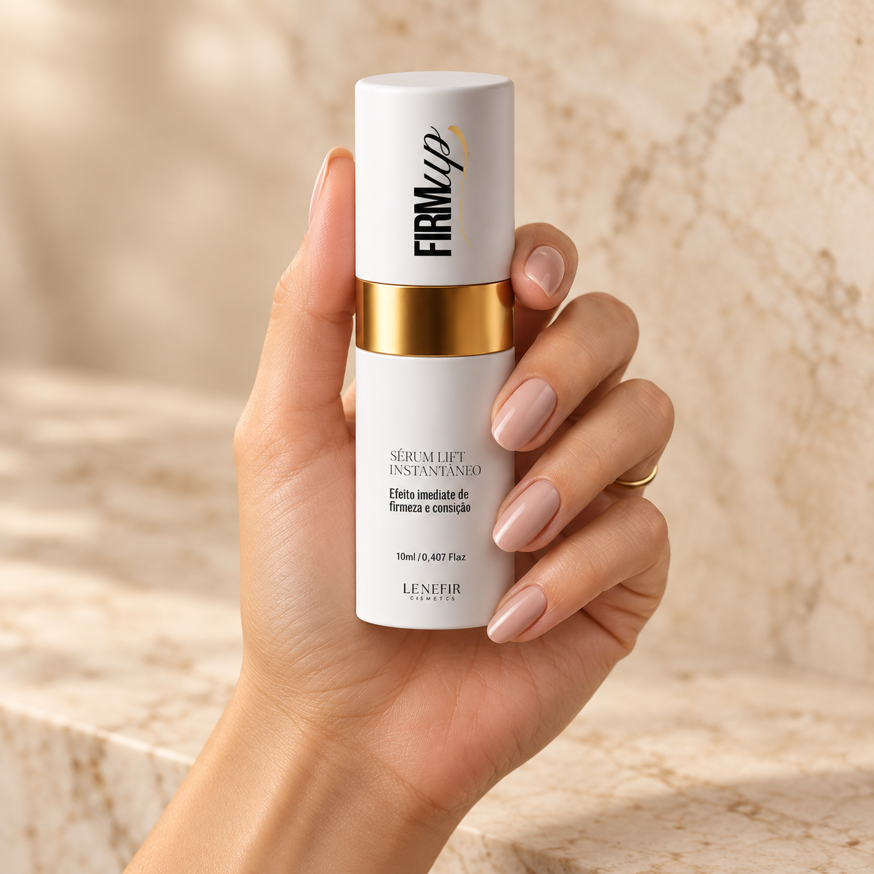 Mão feminina segurando o frasco FIRMup Lift Instantâneo